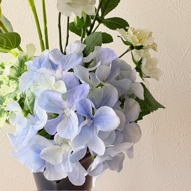 【新作】紫陽花の季節|紫グラデーションのトルコキキョウと紫陽花のモダンアレンジ|濃紺ゴブレット花器 | 仏花にも | 6枚目
